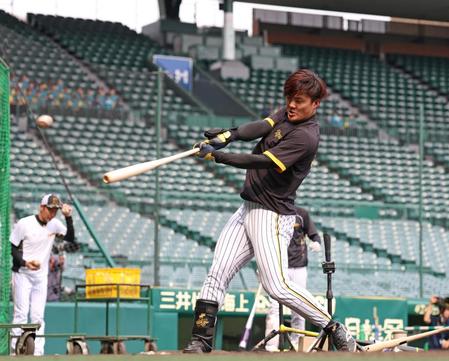 　打撃練習をする前川（撮影・中田匡峻）