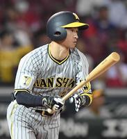 　９回、右前打を放った近本（撮影・市尻達拡）