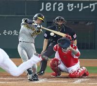 　９回、右前打を放つ近本（撮影・立川洋一郎）