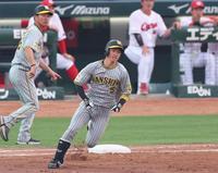 　３回、左中間を破る安打を放ち二塁へ駆ける近本（撮影・立川洋一郎）