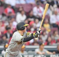 　３回、左中間への二塁打を放った近本（撮影・市尻達拡）