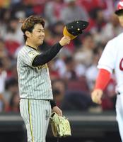 　４回、森下の好捕に帽子を取る西勇（撮影・市尻達拡）