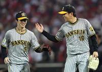 　５回、好守でピンチを救った中野（左）は西勇に迎えられ笑顔を見せる（撮影・田中太一）