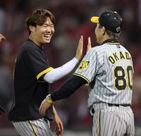 　白星を挙げた西勇は岡田監督と笑顔でハイタッチ（撮影・田中太一）