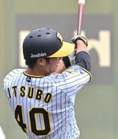 　２回、先制となる２ランを放つ井坪（撮影・北村雅宏）