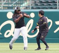 　仲野トレーナー（右）にファイティングポーズを見せるミエセス（撮影・中田匡峻）