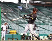 　打撃練習をする前川（撮影・中田匡峻）