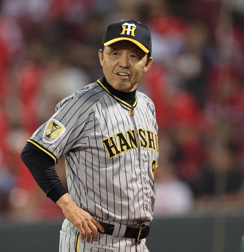 　７回、マウンドに石井を送り込み、ベンチへ戻る岡田監督（撮影・田中太一）