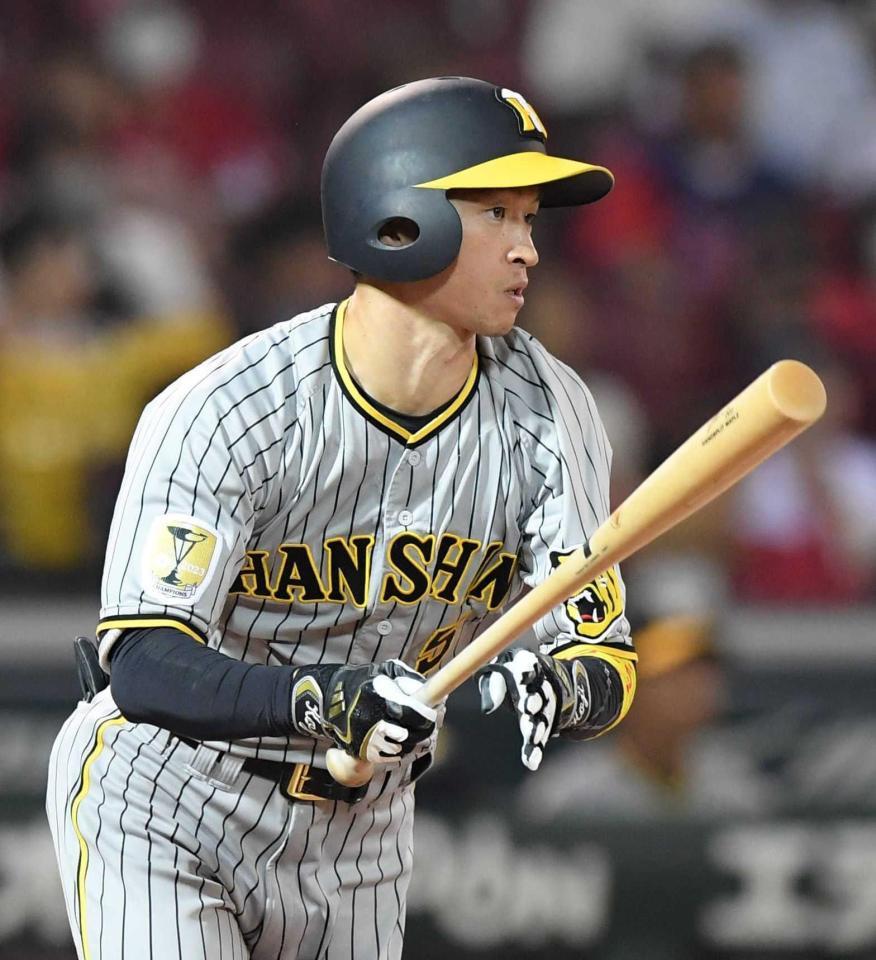 　９回、右前打を放った近本（撮影・市尻達拡）