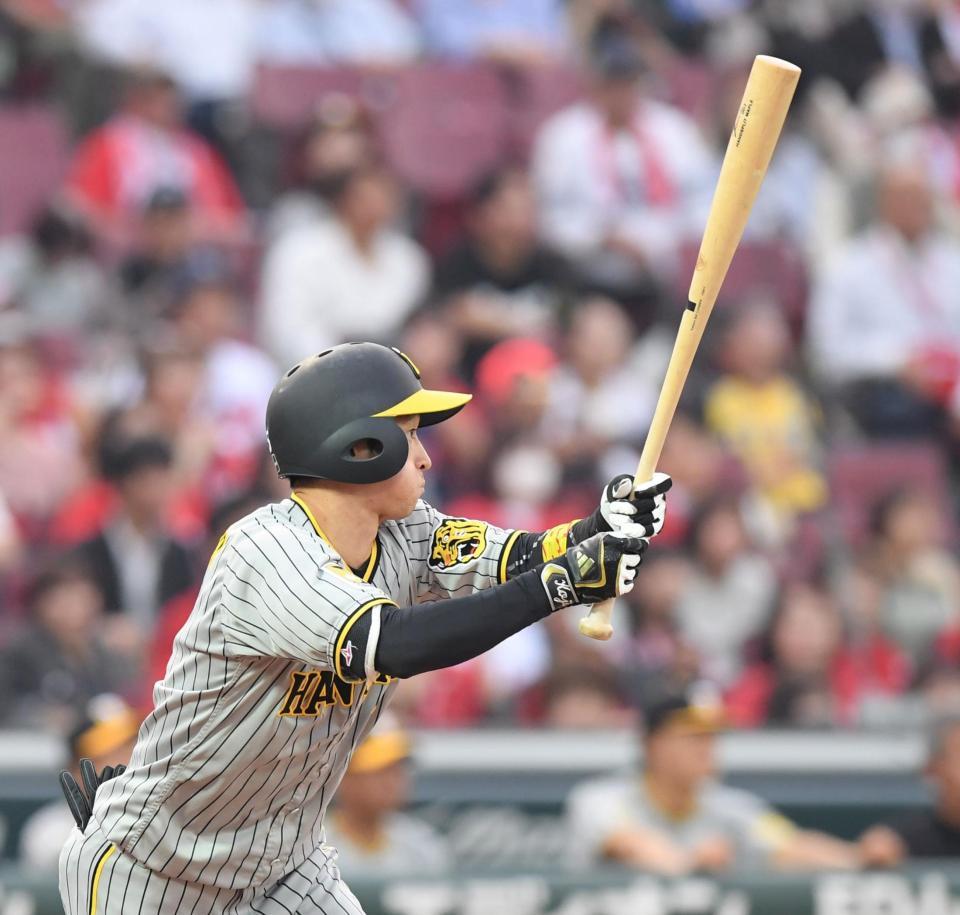 　３回、左中間への二塁打を放った近本（撮影・市尻達拡）