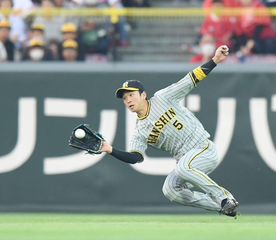 　３回、石原の打球を滑り込みながら捕球する近本（撮影・市尻達拡）