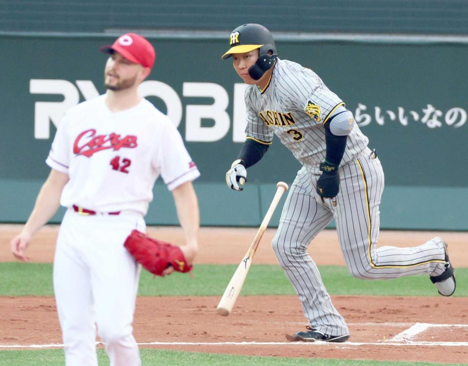 　１回、ハッチ（左）から先制適時打を放つ大山（撮影・立川洋一郎）