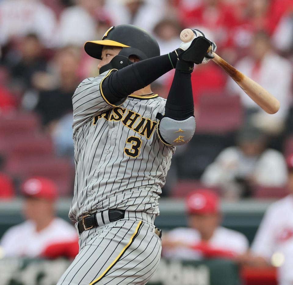 　１回、右前へ適時打を放つ大山（撮影・田中太一）