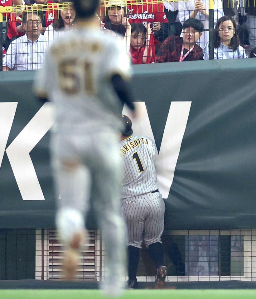 　４回、坂倉の打球を好捕し、ラバーにぶつかる森下（撮影・田中太一）