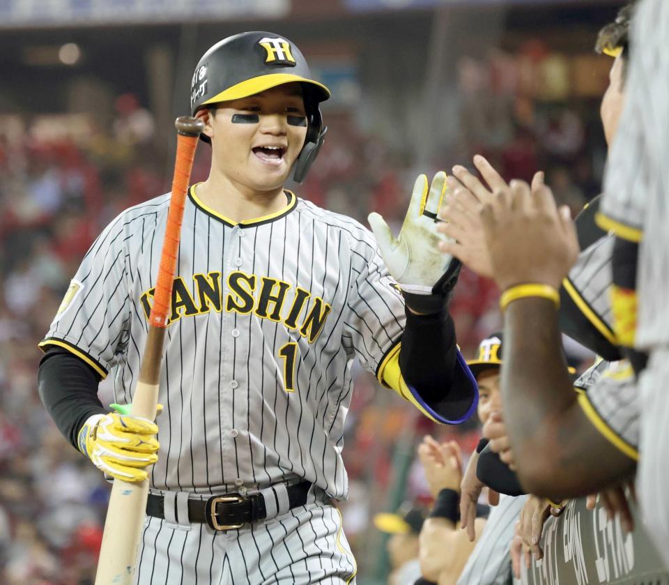 　７回、犠飛で追加点を挙げた森下はナインとタッチを交わす（撮影・田中太一）