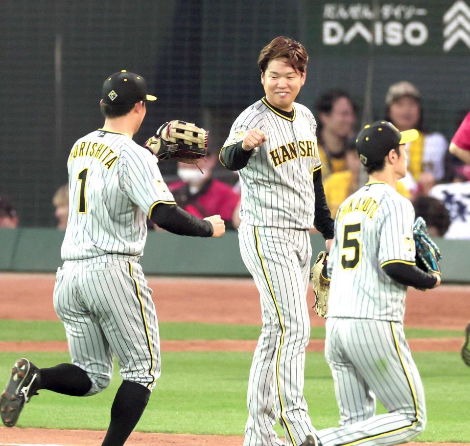 　４回、好捕した森下（左）と笑顔でタッチを交わす西勇（撮影・立川洋一郎）