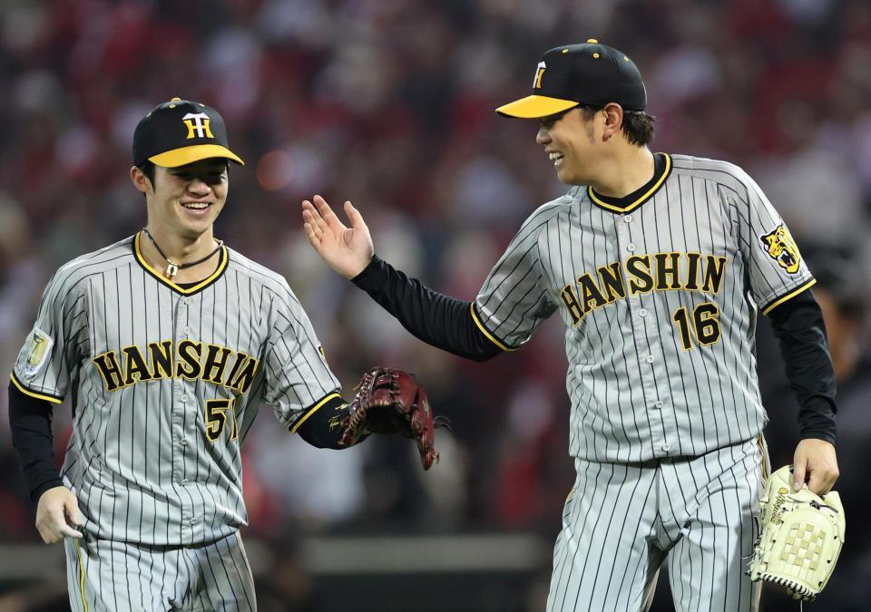 　５回、好守でピンチを救った中野（左）は西勇に迎えられ笑顔を見せる（撮影・田中太一）