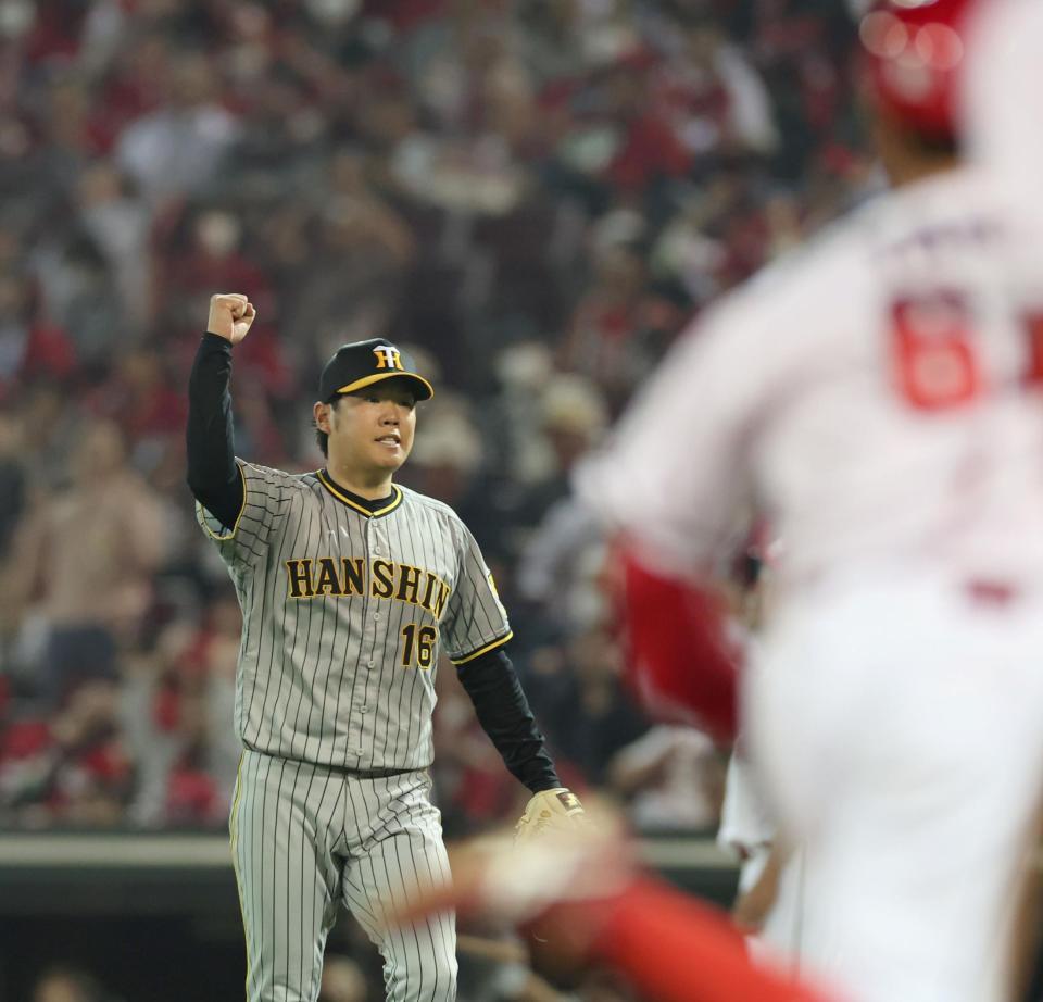 　５回、中野の好守でピンチを切り抜け、ガッツポーズを決める西勇（撮影・田中太一）