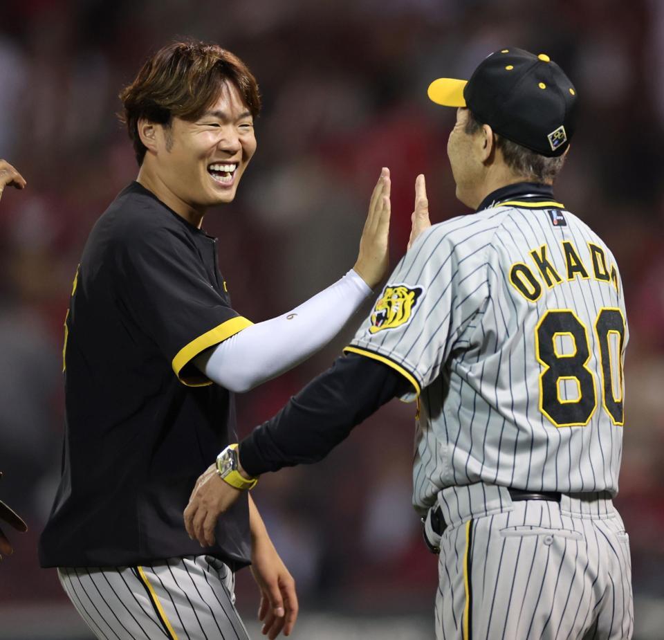 　白星を挙げた西勇は岡田監督と笑顔でハイタッチ（撮影・田中太一）