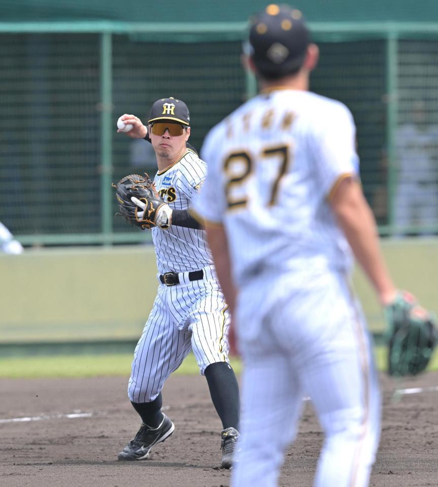 　５回、杉本のゴロを一塁へ悪送球する佐藤輝（撮影・北村雅宏）