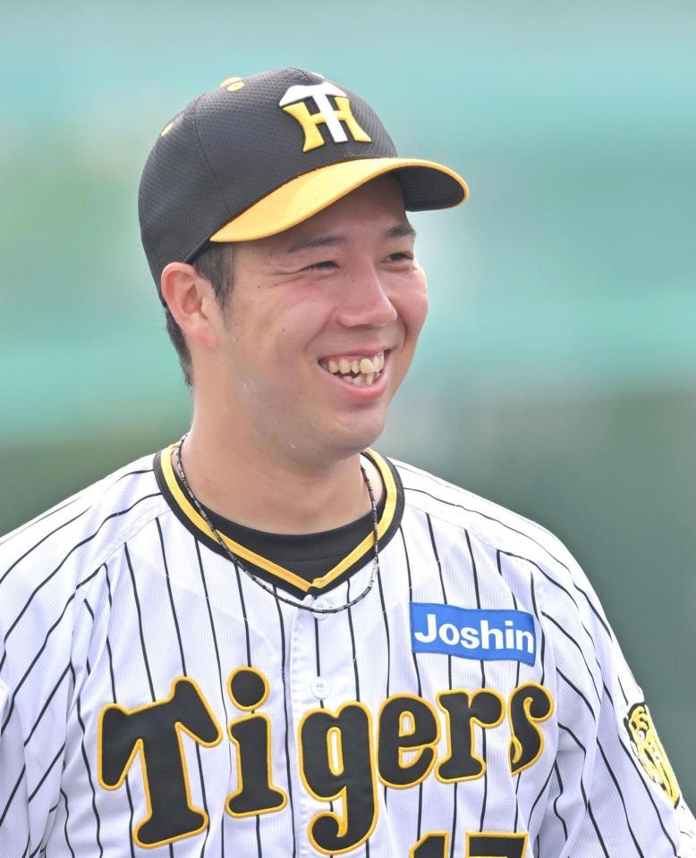 　チームが勝利し、笑みを見せる青柳（撮影・北村雅宏）