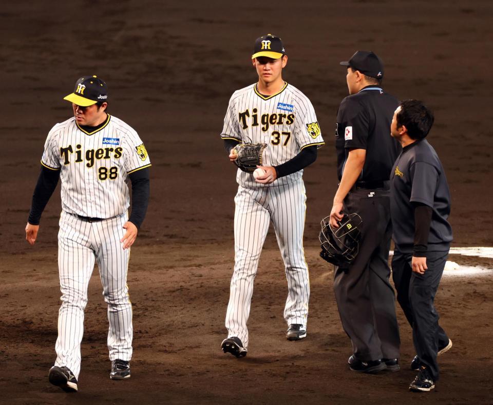 　５回途中、マウンドからベンチに戻る及川（撮影・山口登）