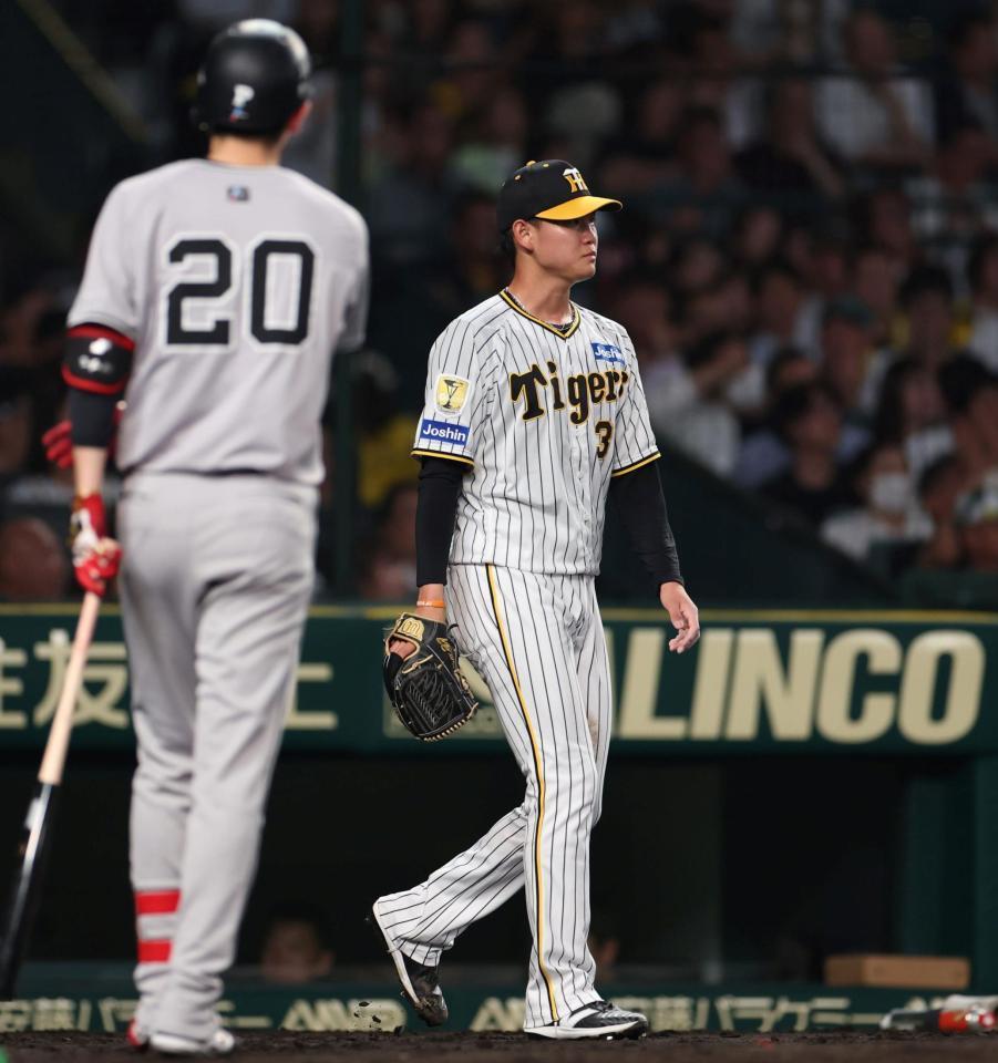 　５回、泉口に先制適時打を浴びた及川。手前は戸郷（撮影・中田匡峻）