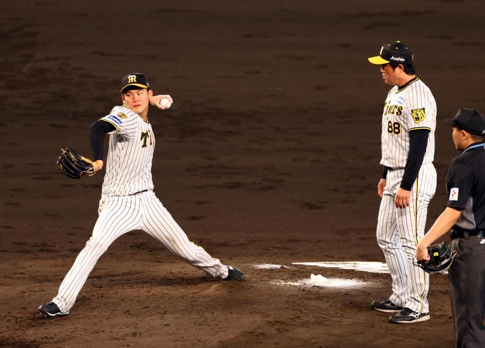 　５回、ベンチから再びマウンドに戻り投球練習する及川（撮影・山口登）