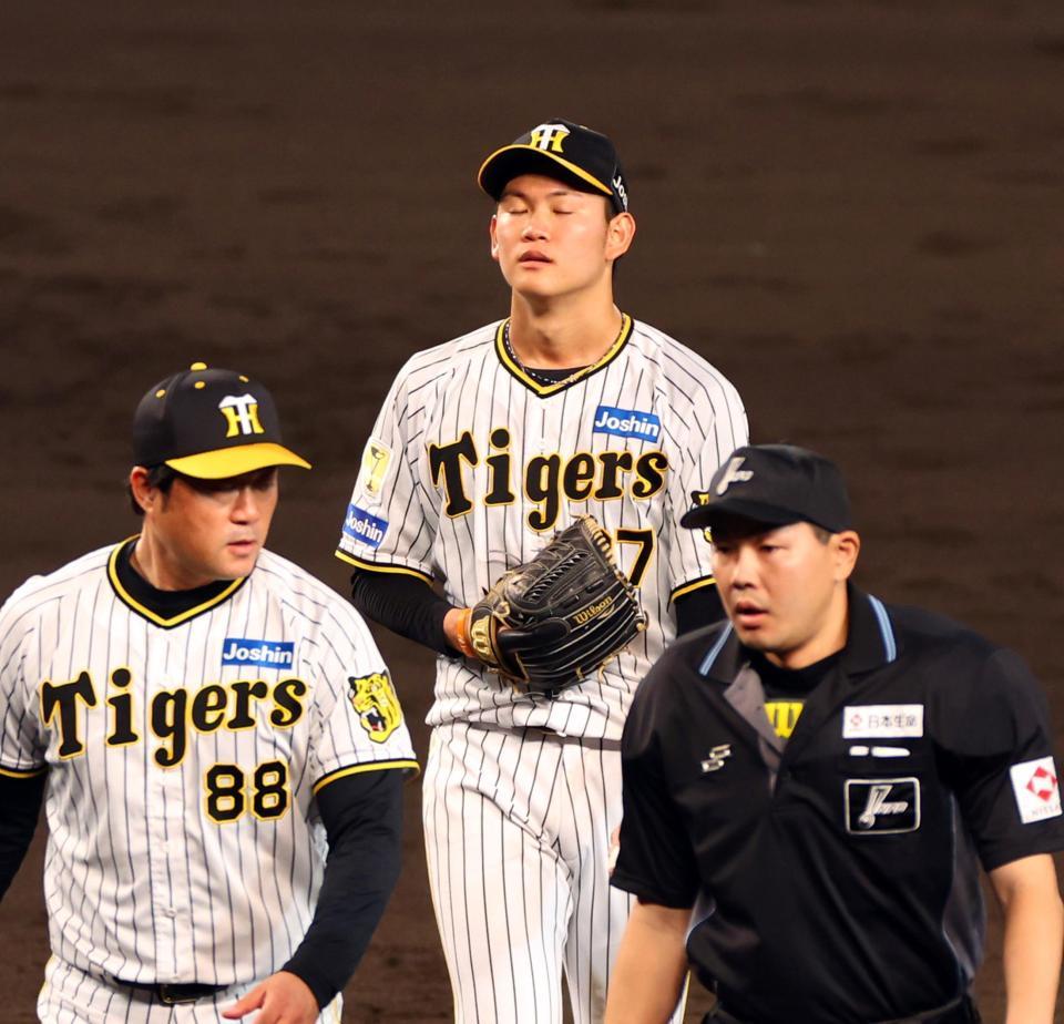 　５回、降板する及川（中央）＝撮影・山口登