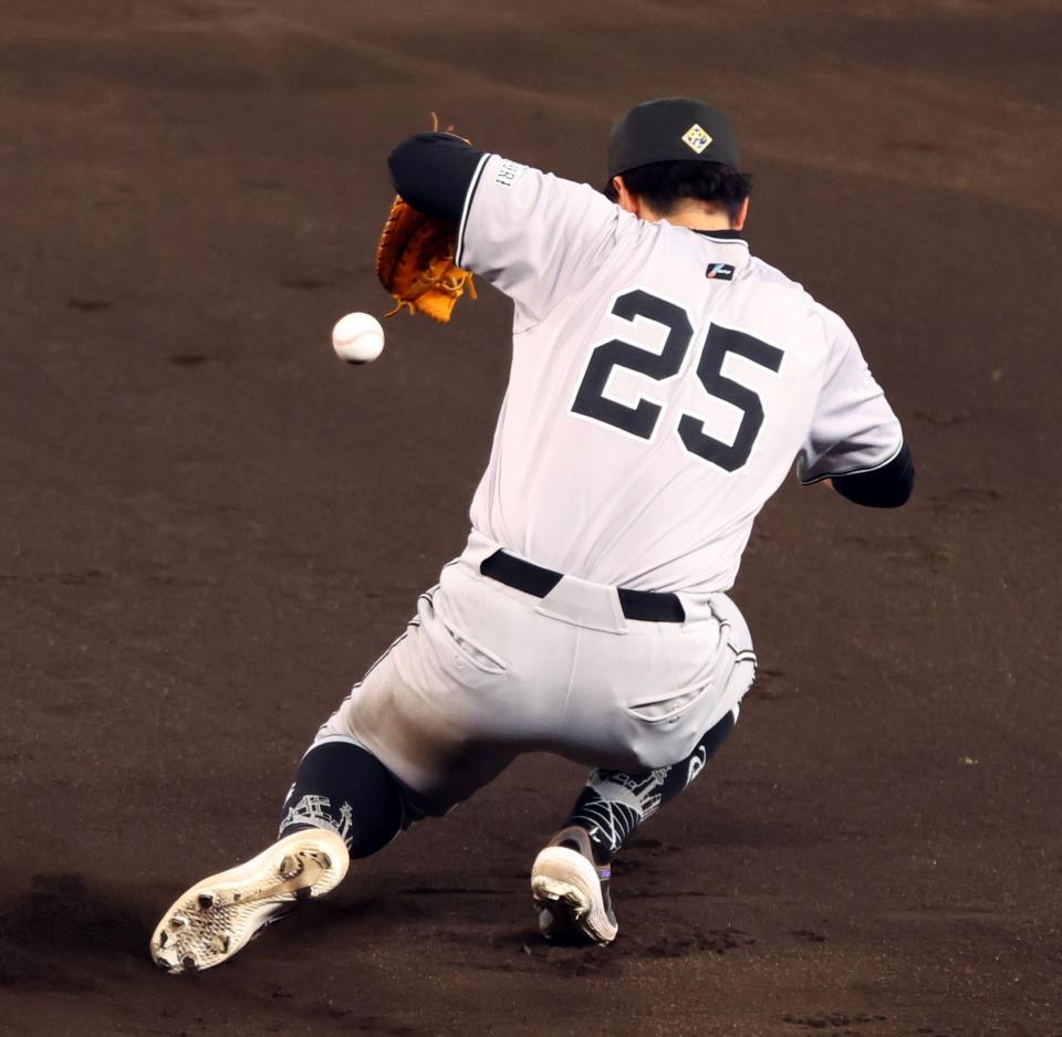 　５回、糸原のゴロをエラーする岡本和（撮影・山口登）