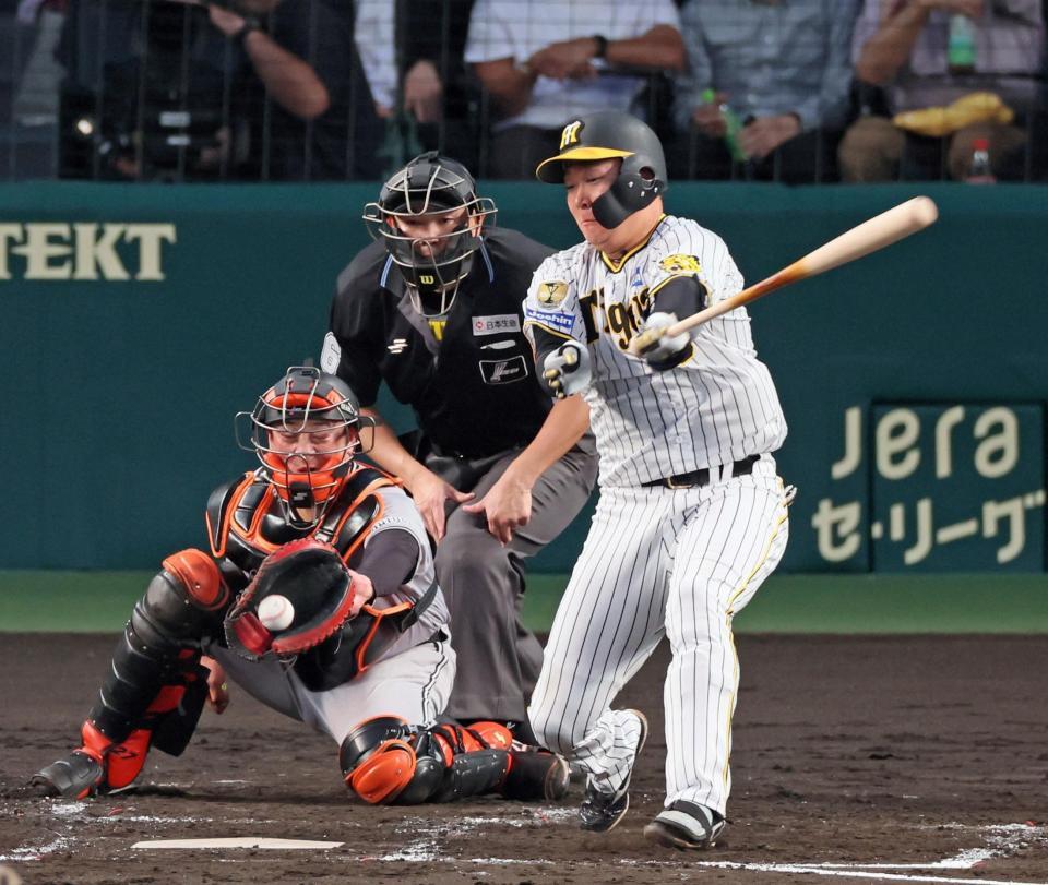 　４回、空振り三振に倒れる大山（撮影・立川洋一郎）