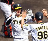 　４回、ソロを放ち生還する渡辺（撮影・山口登）