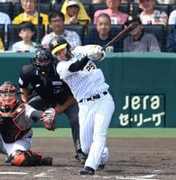 　４回、１号ソロを放つ渡辺（撮影・飯室逸平）