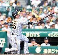 　４回、レフトへソロを放つ渡辺（撮影・中田匡峻）