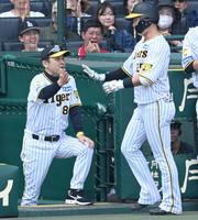 　４回、渡辺を迎える岡田監督（撮影・飯室逸平）