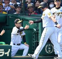 　２回、ノイジーを迎える岡田監督（撮影・飯室逸平）