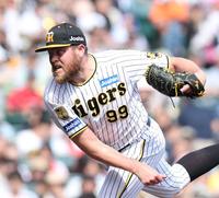 　力投する先発のビーズリー（撮影・中田匡峻）