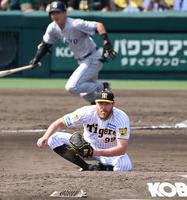 　３回、泉口の打球をよけ、尻もちをつくビーズリー（撮影・飯室逸平）