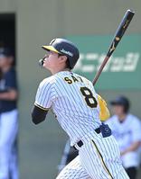 　６回、二塁打を放つ佐藤輝（撮影・石井剣太郎）