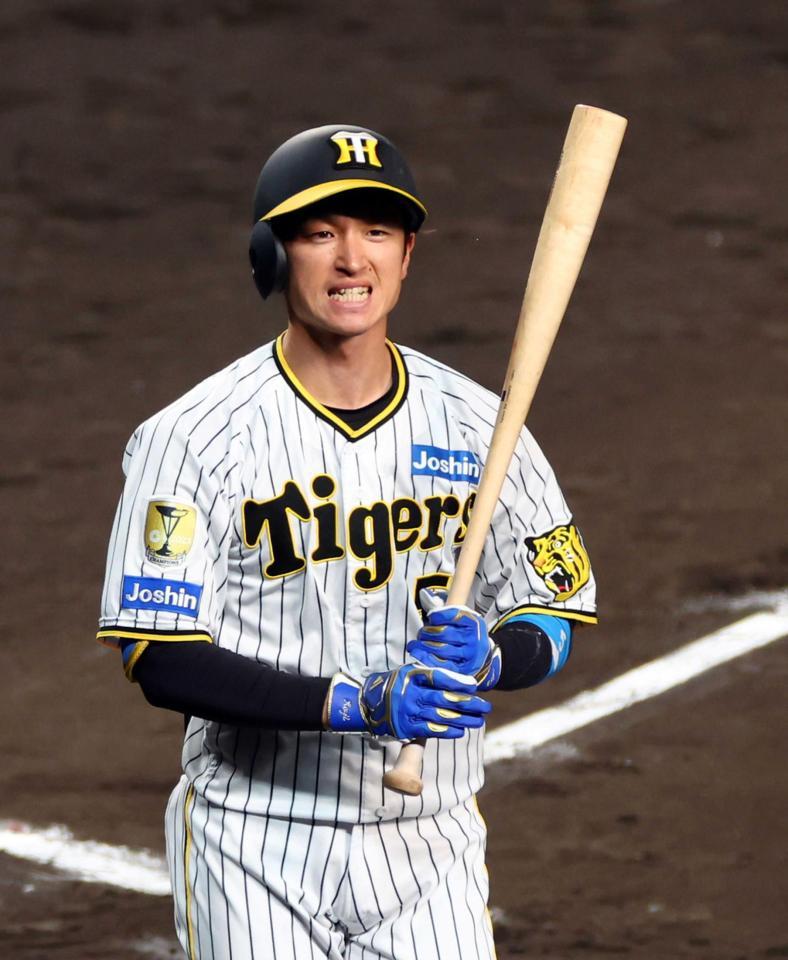 　６回、空振り三振に倒れ悔しそうな表情を見せる近本（撮影・山口登）