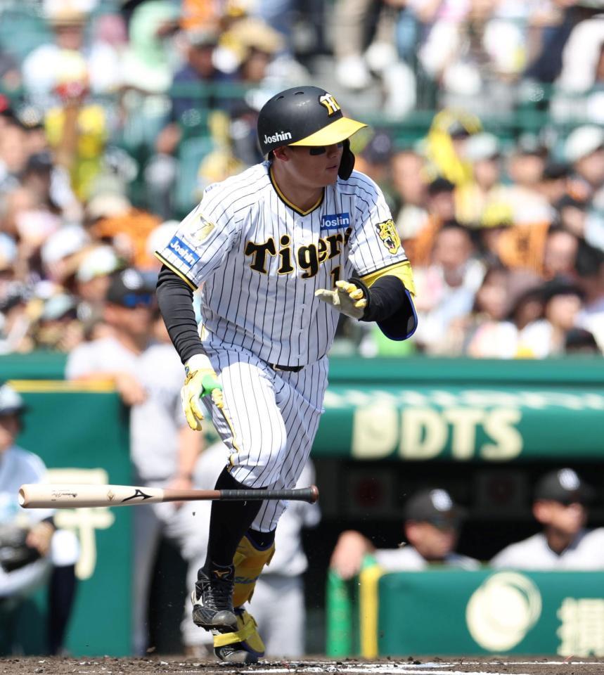 　１回、中前打を放つ森下（撮影・中田匡峻）