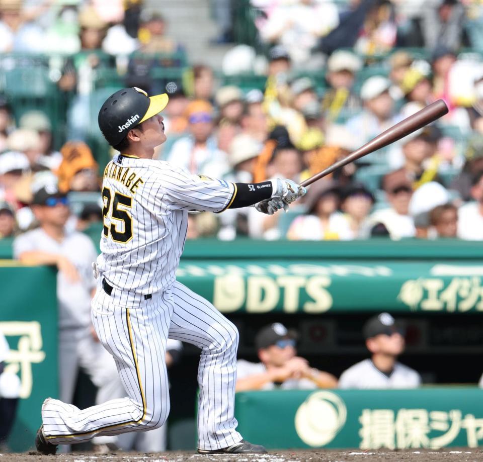 　４回、レフトへソロを放つ渡辺（撮影・中田匡峻）