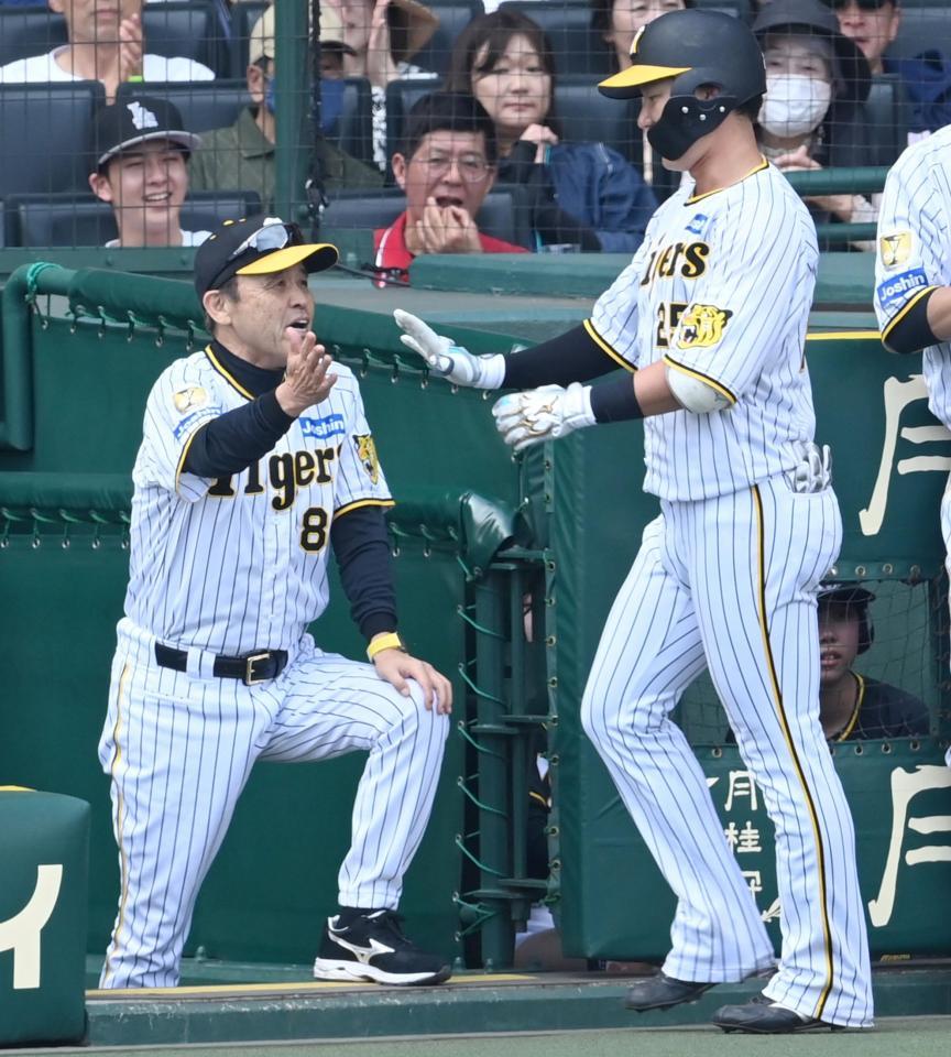 　４回、渡辺を迎える岡田監督（撮影・飯室逸平）