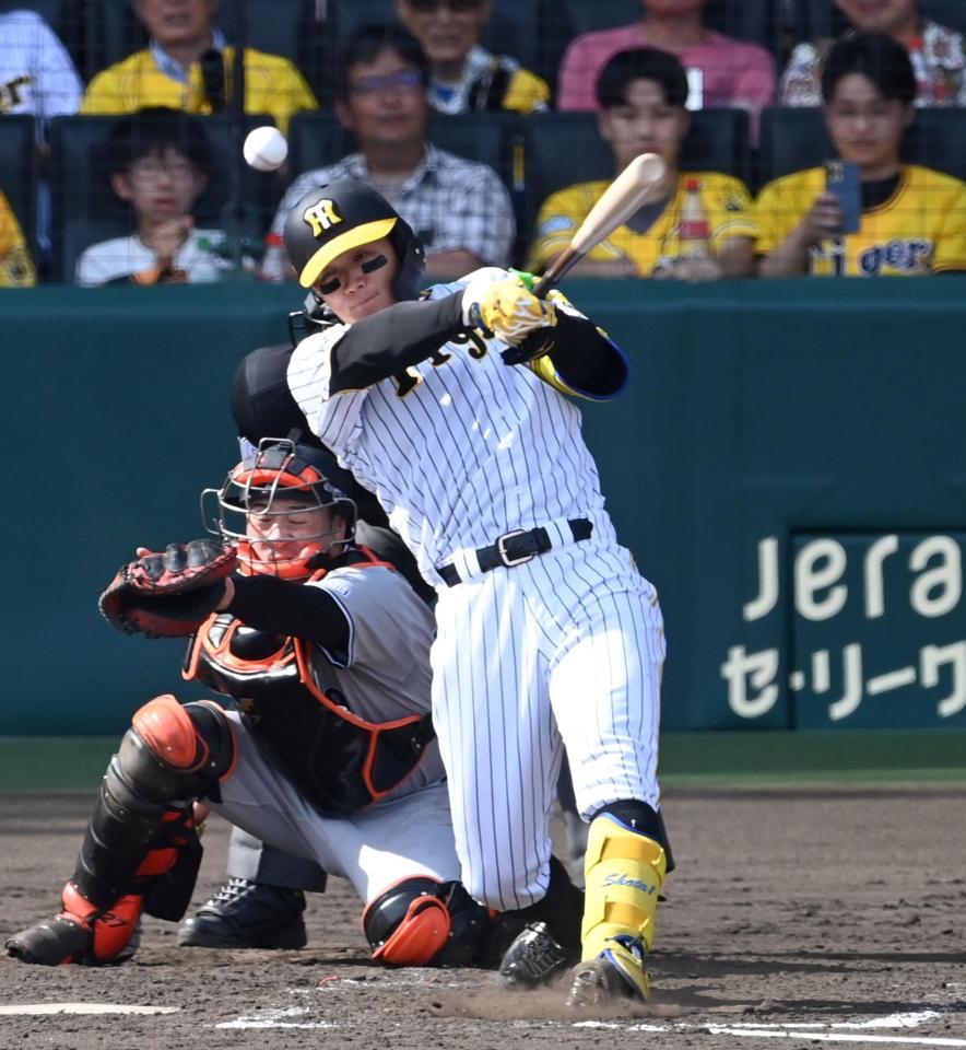 　５回、中前タイムリーを放つ森下（撮影・飯室逸平）