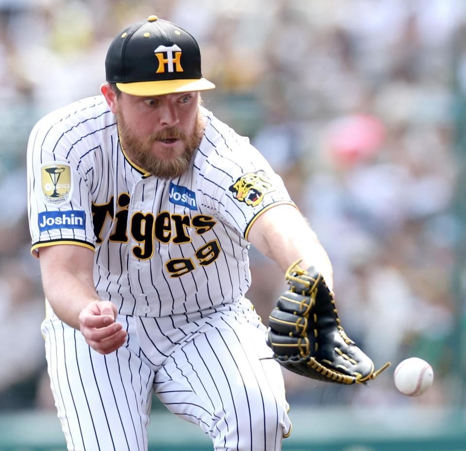 　４回、吉川の打球にグラブを出すビーズリー（撮影・田中太一）