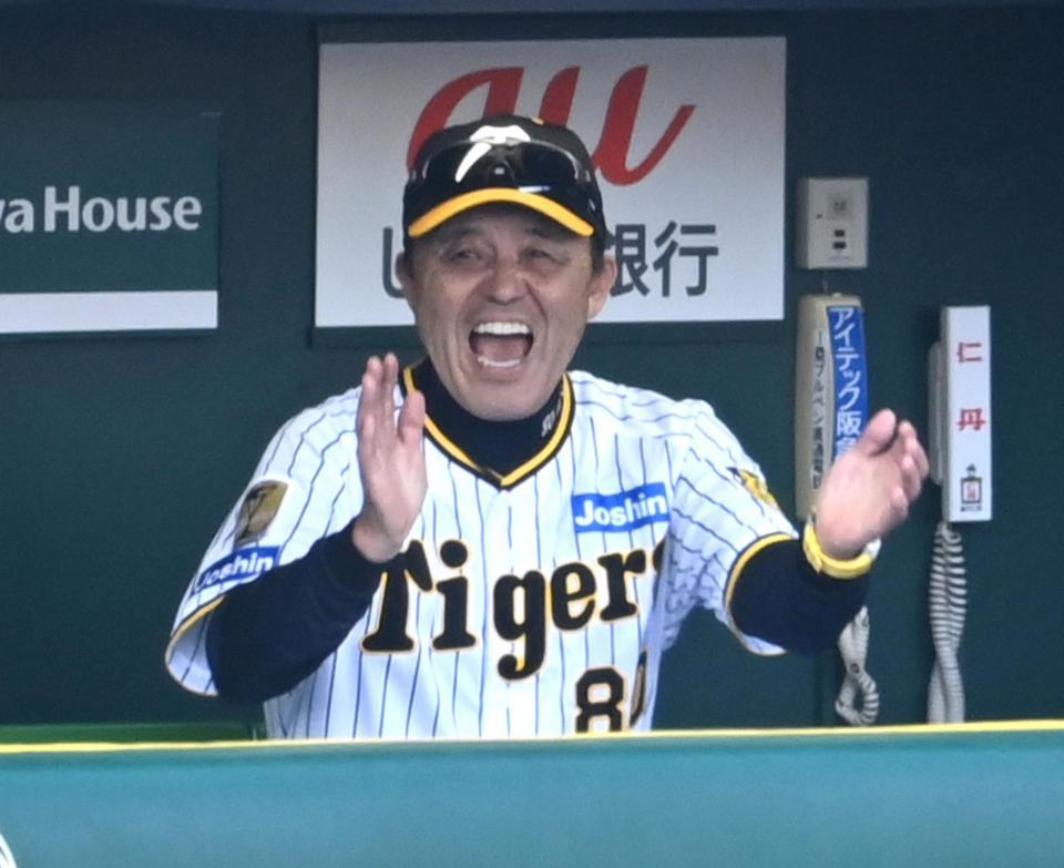 　６回、リクエストで判定が覆り、ベンチで大喜びの岡田監督（撮影・飯室逸平）