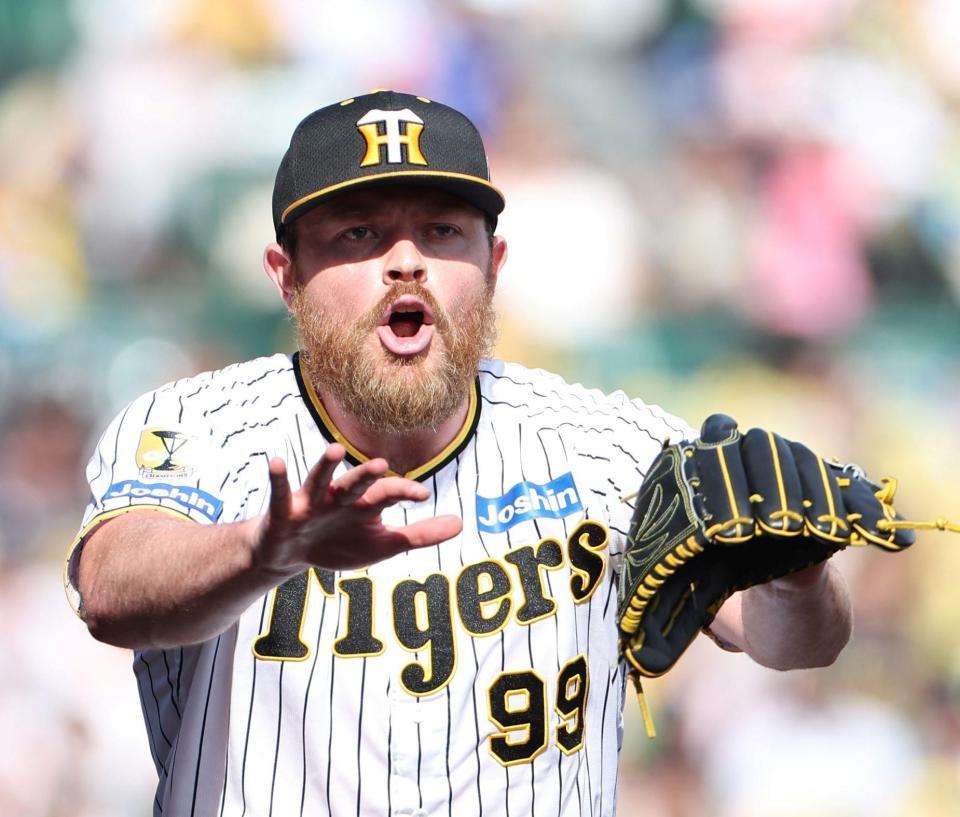 　６回、二塁手の中野が坂本の打球を好捕も、セーフ判定に驚きを隠せないビーズリー（撮影・中田匡峻）