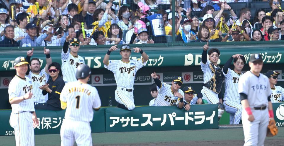 　５回、追加点に沸く阪神ナイン（撮影・飯室逸平）