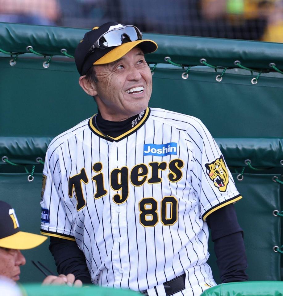 　７回の攻撃を終え、選手交代を告げた岡田監督は笑顔を見せながらベンチに戻る（撮影・中田匡峻）