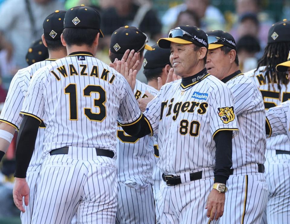 　初戦の雪辱を果たし、岩崎らナインとタッチを交わす岡田監督（撮影・田中太一）